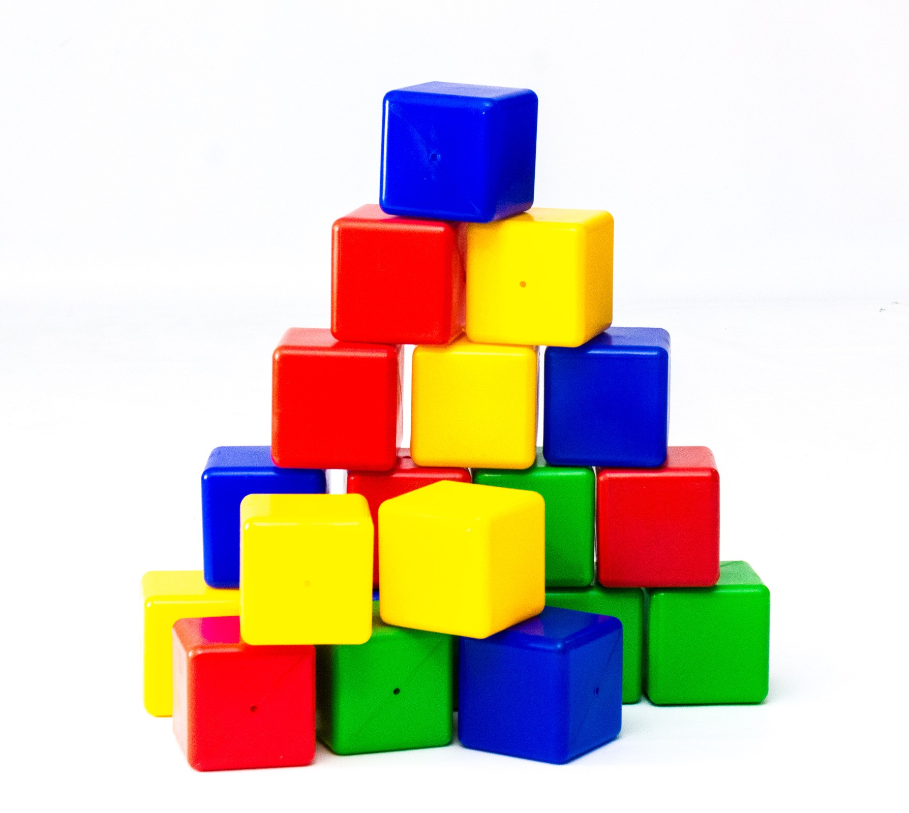 Покажи картинку кубики. Кубики для детей. Цветные кубики для детей. Кубики в детском саду. Кубики пластмассовые.